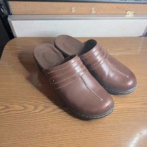 Clarks (9M) brown slip on clogs
